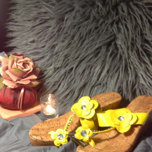 Latina yellow Jeweled Cork Wedge Size 10 - Picture 2 of 2